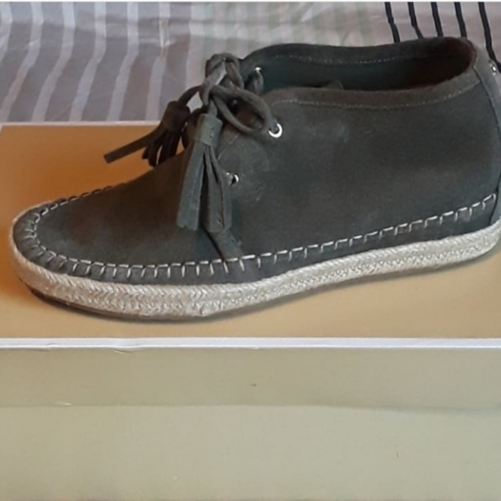 Suede shoe